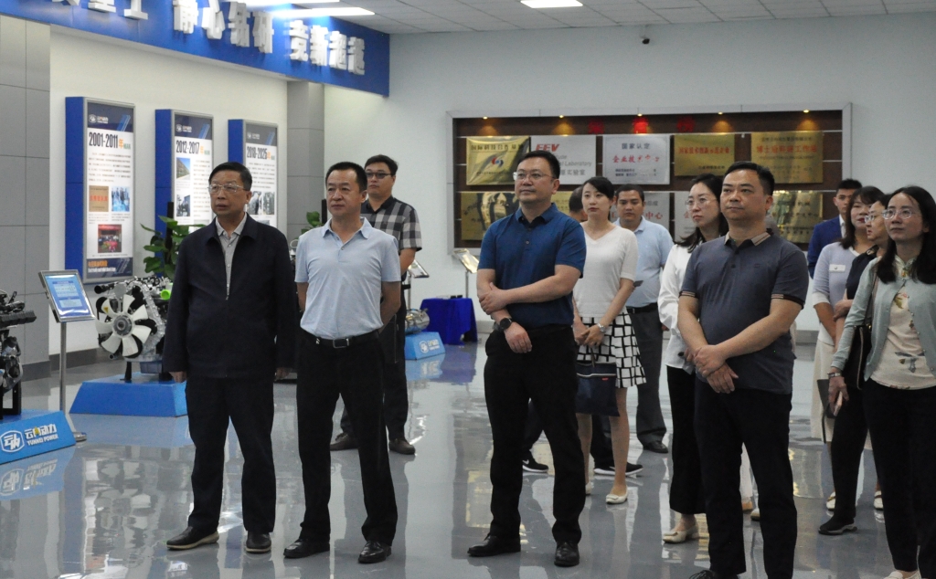 昆明市国资委党组书记王磊一行到云南人生就是博官网动力集团有限公司发展调研