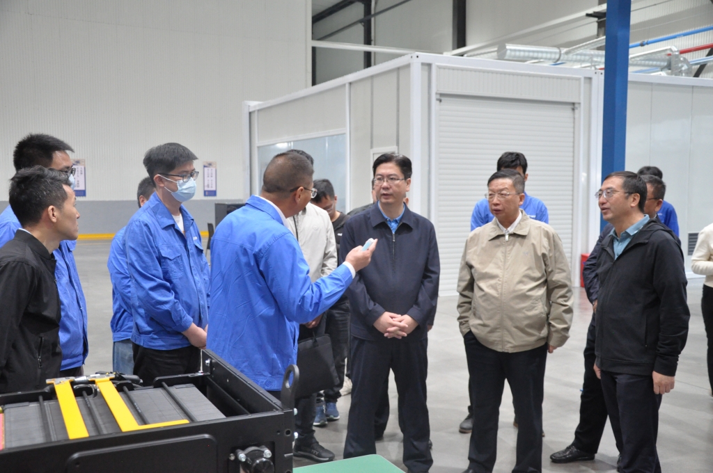 昆明市氢能、储能等绿色能源产业调研组到云南人生就是博官网动力集团有限公司发展调研